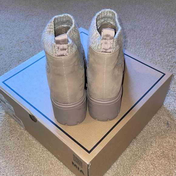 MIA Madisyn Lug Ankle Boot - Picture 4 of 10